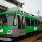 桜満開の松陰神社前駅に停車する74-73編成／1999年4月8日 松陰神社前駅