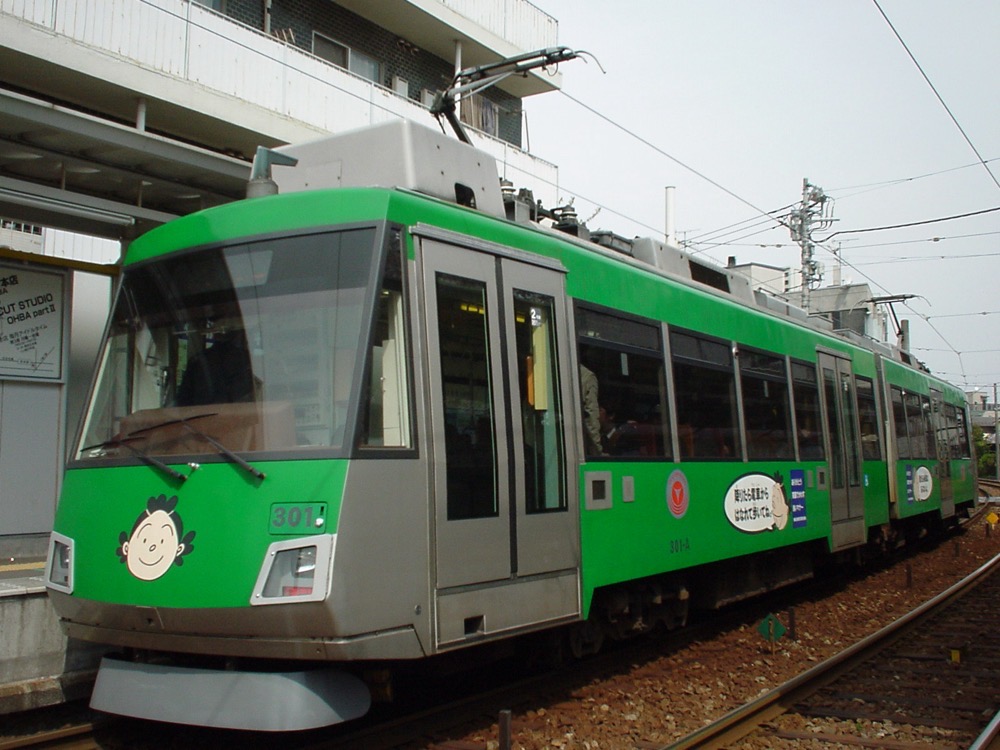 松陰神社前駅に停車中の301編成「『サザエさん』マナー告知」／2003年4月3日 松陰神社前駅