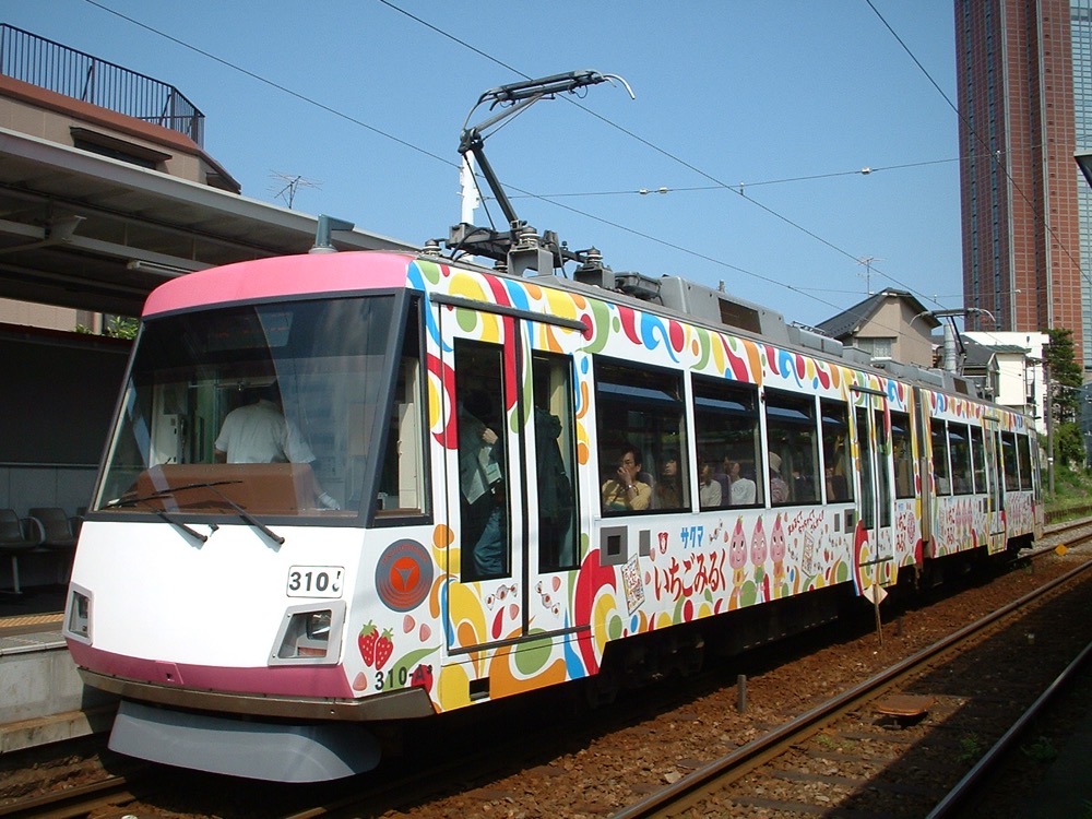 西太子堂駅に停車中の310編成「いちごみるく」／2003年5月29日 西太子堂駅