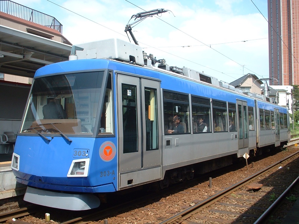 西太子堂駅に停車中の303編成／2003年5月30日 西太子堂駅