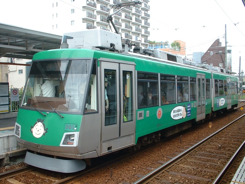 若林駅に停車中の301編成「『サザエさん』マナー告知」／2003年7月12日 若林駅