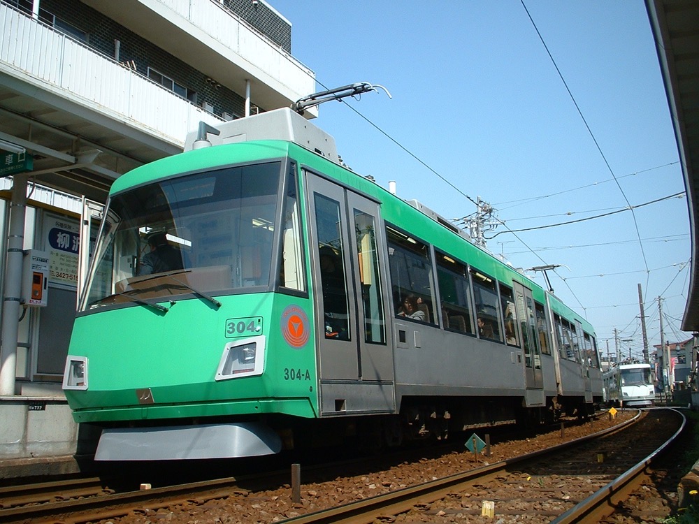 松陰神社前駅に停車中の304編成／2004年3月28日 松陰神社前駅