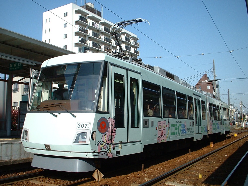 若林駅に停車中の307編成「エコライフ世田谷大作戦」／2004年3月28日 若林駅