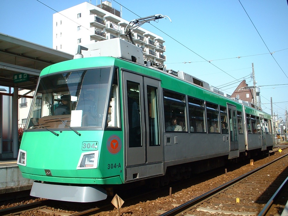 若林駅に停車中の304編成／2004年3月28日 若林駅