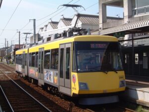 若林駅に停車中の307編成「エコライフ世田谷大作戦」／2004年3月28日 若林駅