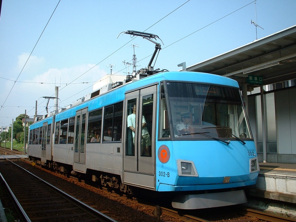 宮の坂駅に停車中の302編成／2005年6月18日 宮の坂駅