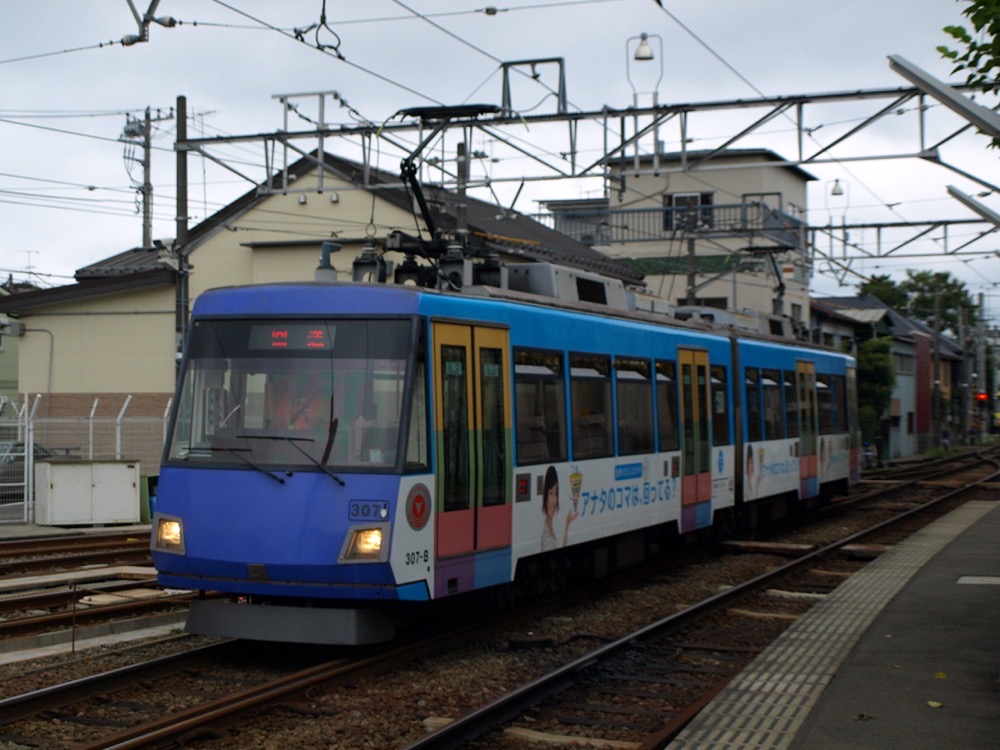 初の営業運転に向けて下り出庫する307編成「食事バランスガイド」／