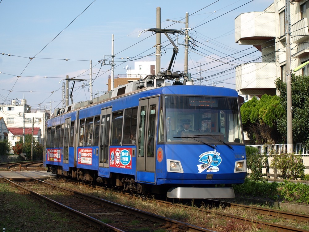 六所神社前駅跡を行く303編成「東急東京メトロパス」／2007年11月5日 松原〜山下間