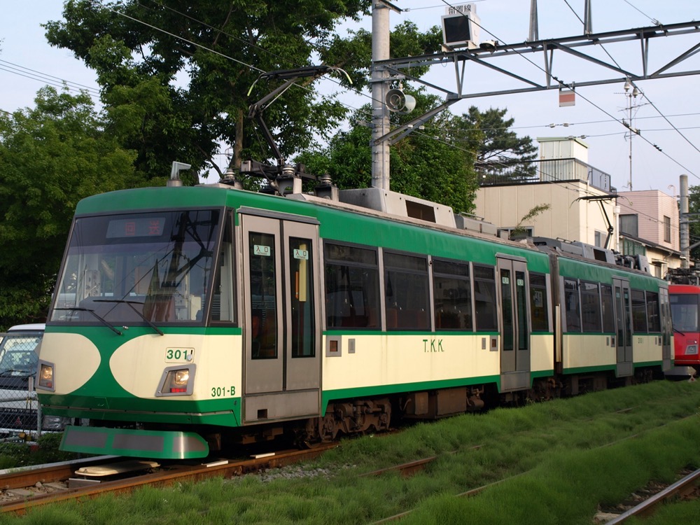 上町車庫に留置中の301編成「『玉電カラー』電車」／2008年5月22日 上町車庫