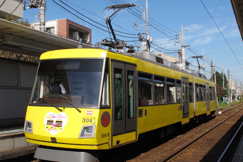 松原駅に停車中の306編成「黄色い電車でハッピーに！」／2011年11月1日 松原駅