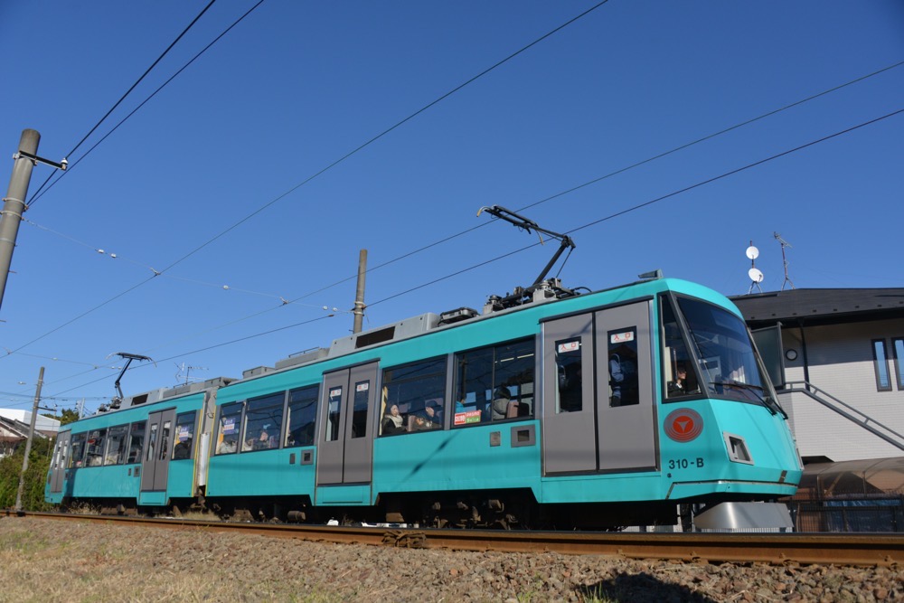 青空の下を行く310編成／2016年12月17日 松原〜山下間