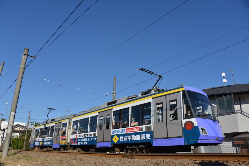 青空の下を行く307編成「住友不動産販売」／2016年12月17日 松原〜山下間