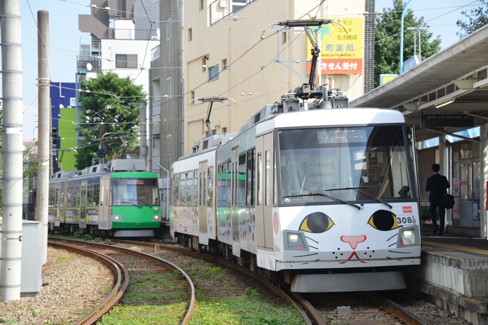 初の営業運転に就く308編成「玉電110周年 幸福の招き猫電車」と車両交換用ホームに到着する304編成「住友不動産販売」／2017年9月25日 上町駅