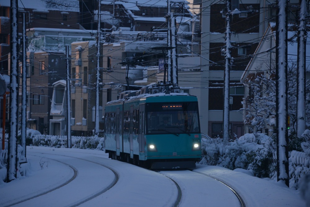 雪の早朝を走る310編成／2018年1月23日 山下〜松原間