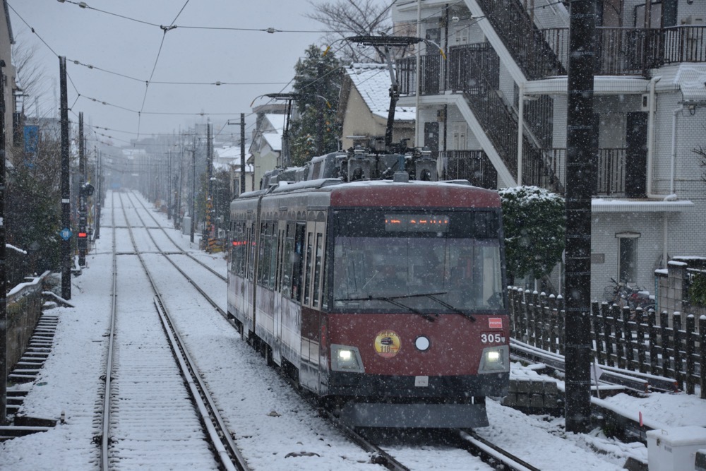 雪の中を走る305編成「旧車体色ラッピング電車」／2018年2月2日 松原〜下高井戸間