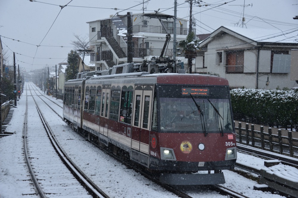 雪の中を走る305編成「旧車体色ラッピング電車」／2018年2月2日 松原〜下高井戸間