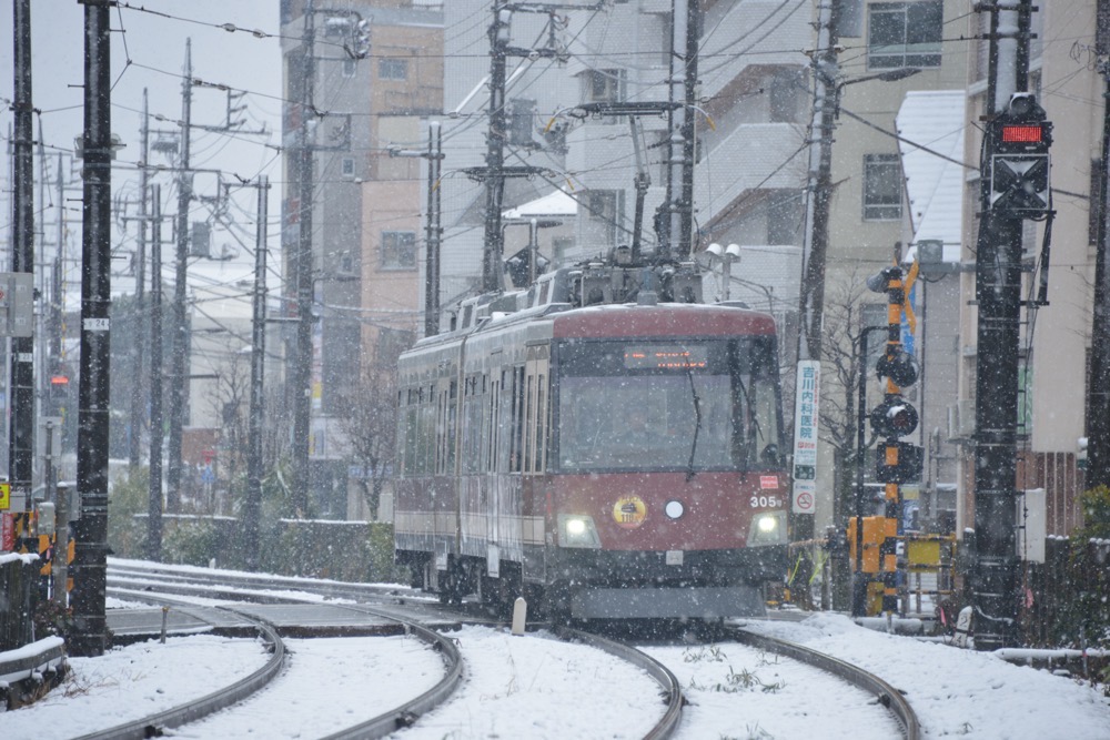 雪の中を走る305編成「旧車体色ラッピング電車」／2018年2月2日 山下〜松原間