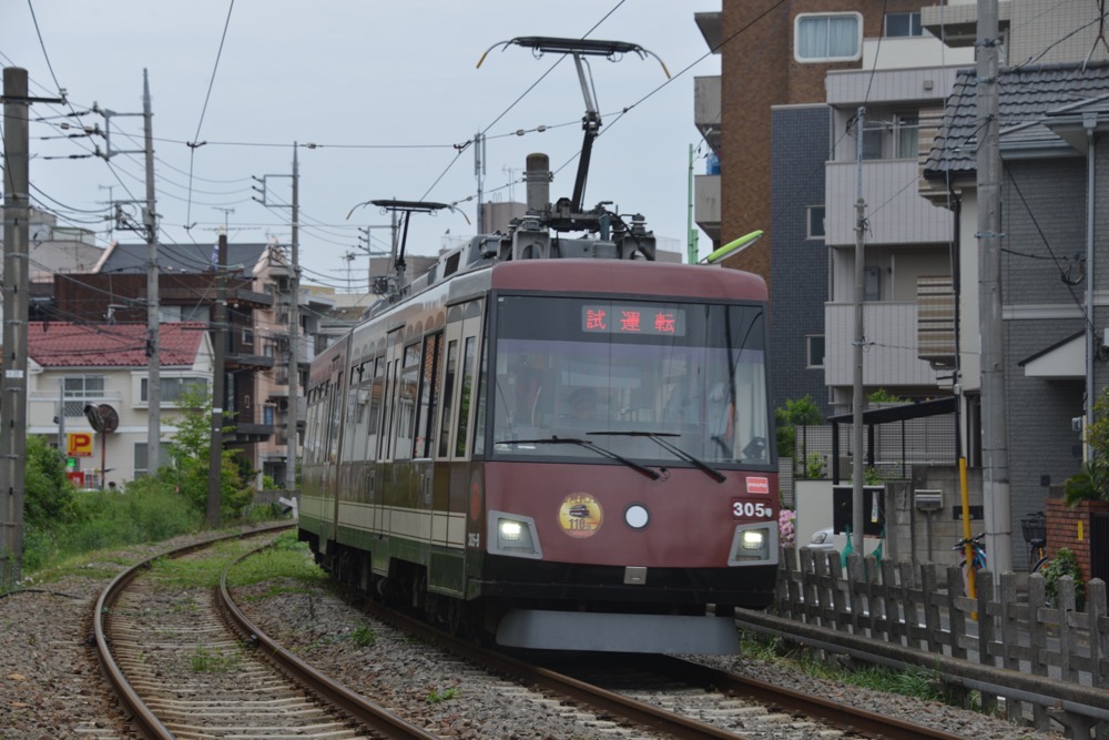 試運転中の305編成「旧車体色ラッピング電車」／2018年4月24日 松原〜山下間