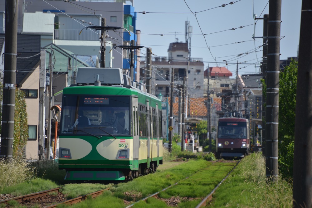 301編成「『玉電カラー』電車」と305編成「旧車体色ラッピング電車」のすれ違い／2018年5月12日 松原〜下高井戸間