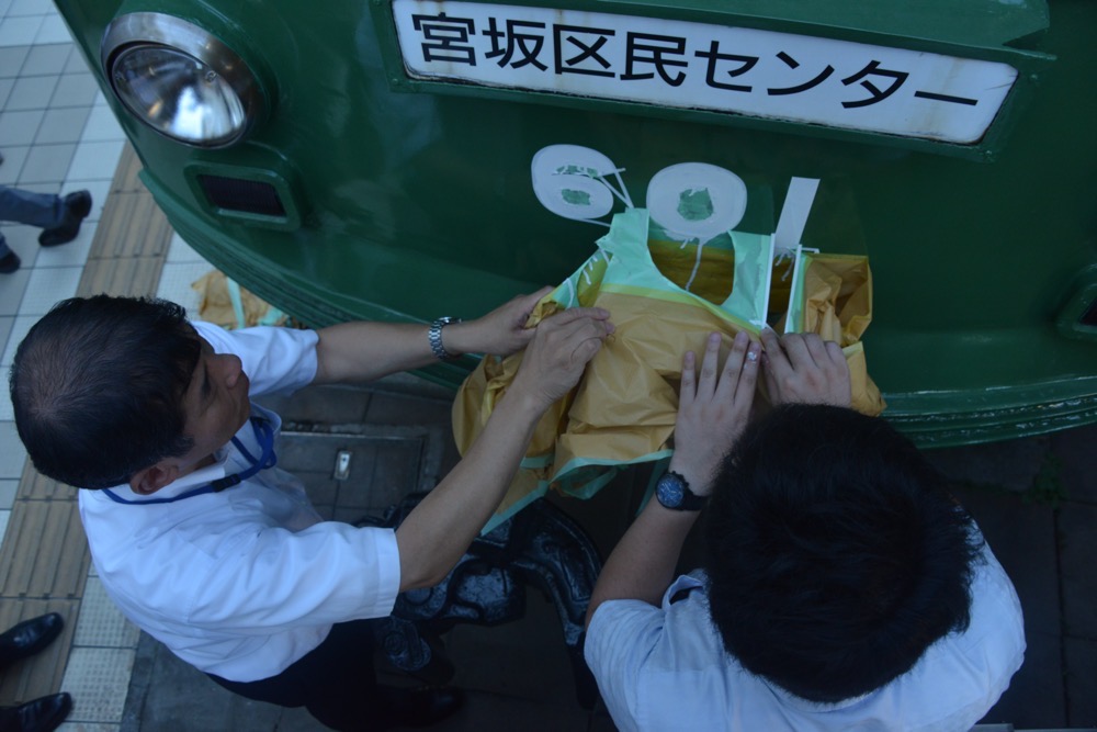 601号塗装完了「仕上げの一筆」記念式典で色刺しされた車番をお披露目／2018年8月25日 宮の坂駅（宮坂区民センター）