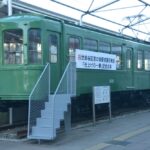 601号塗装完了「仕上げの一筆」記念式典で出資者が車番へ色刺しする／2018年8月25日 宮の坂駅（宮坂区民センター）