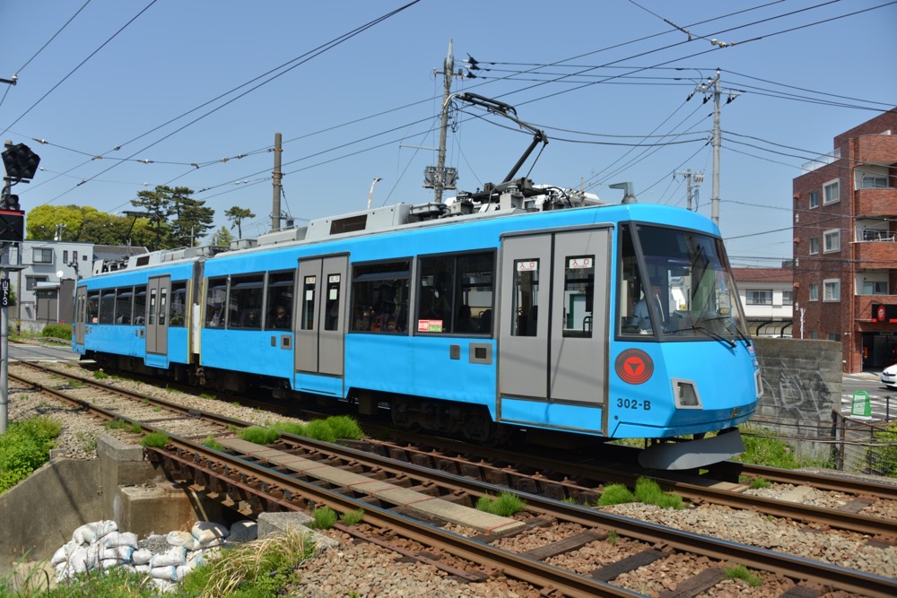 北沢川支流の鉄橋を渡る302編成／2019年4月20日 松原〜山下間