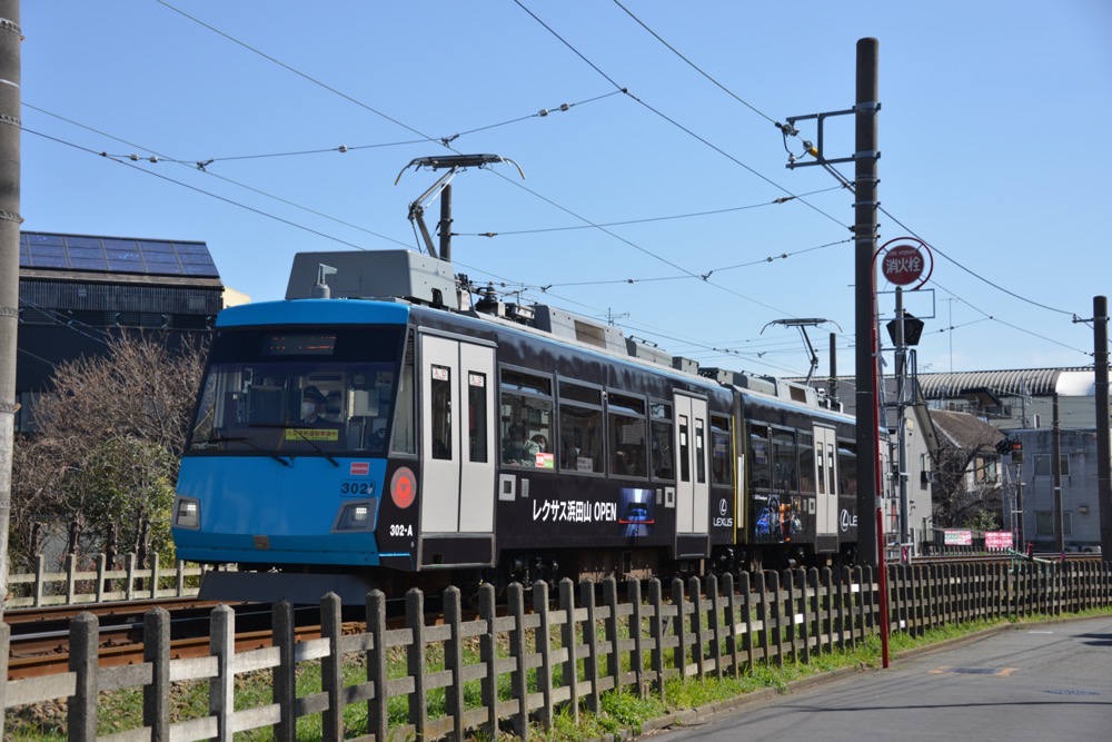 山下駅を発車した302編成「LEXUS」／2020年3月3日 山下〜松原間