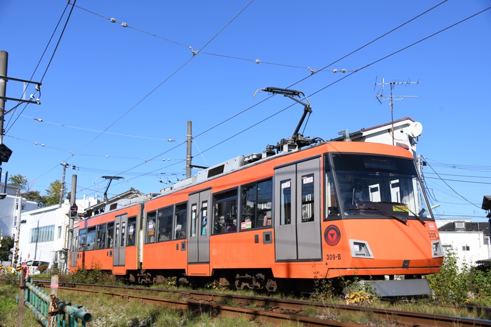 青空の下を行く309編成／2020年11月10日 松原〜山下間