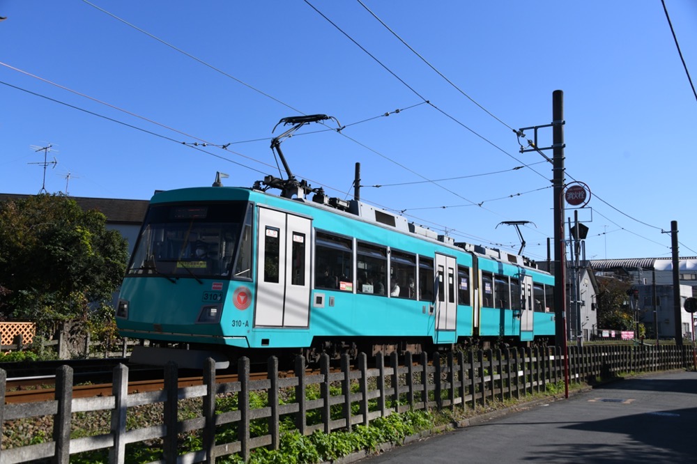 山下駅を出発した310編成／2020年11月10日 山下〜松原間