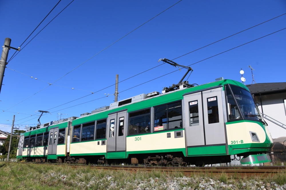 青空の下を行く301編成「『玉電カラー』電車」／2020年11月10日 松原〜山下間