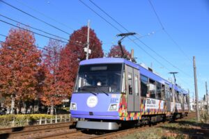 青空の下を行く301編成「『玉電カラー』電車」／2020年11月10日 松原〜山下間