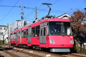 松原駅に停車中の308編成「幸福の招き猫電車」／2021年1月16日 松原駅