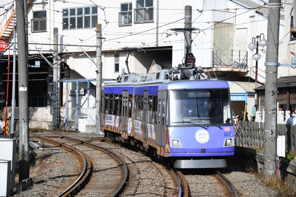 下高井戸駅を発車した307編成「SDGsトレイン『美しい時代へ号』」／2021年1月16日 下高井戸〜松原間