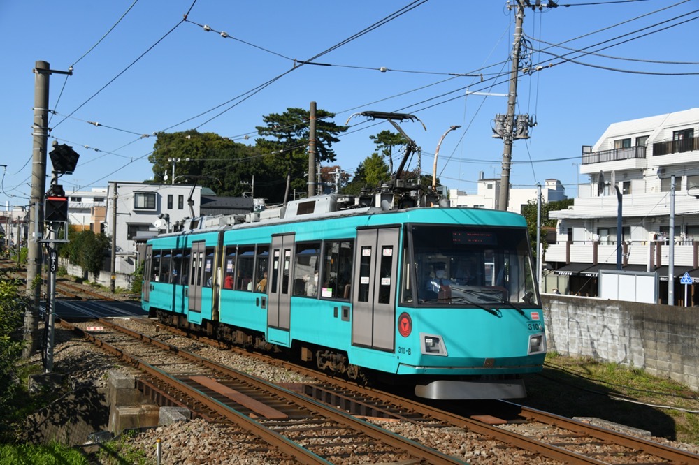 北沢川支流の鉄橋を渡る310編成／2021年11月3日 松原〜山下間