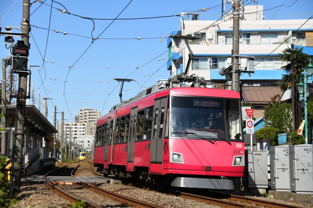 松原駅を発車した305編成／2021年11月3日 松原〜山下間