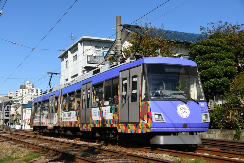 青空の下を行く307編成「SDGsトレイン『美しい時代へ号』」／2021年11月3日 下高井戸〜松原間