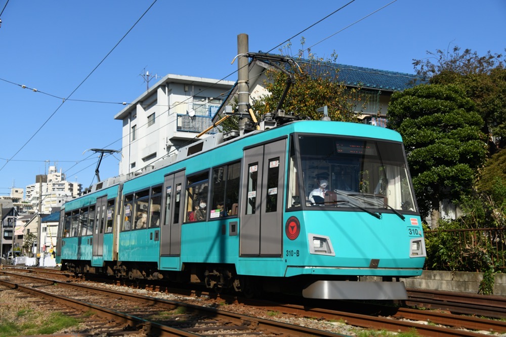 青空の下を行く310編成／2021年11月3日 下高井戸〜松原間