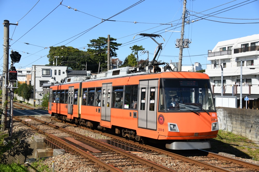 北沢川支流の鉄橋を渡る309編成／2021年11月3日 松原〜山下間