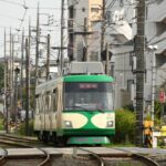 山下駅を発車した301編成「『玉電カラー』電車」／2022年10月2日 山下〜松原間