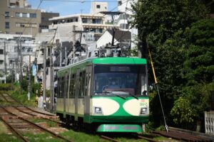 青空の下を行く301編成「『玉電カラー』電車」／2022年10月2日 松原〜山下間