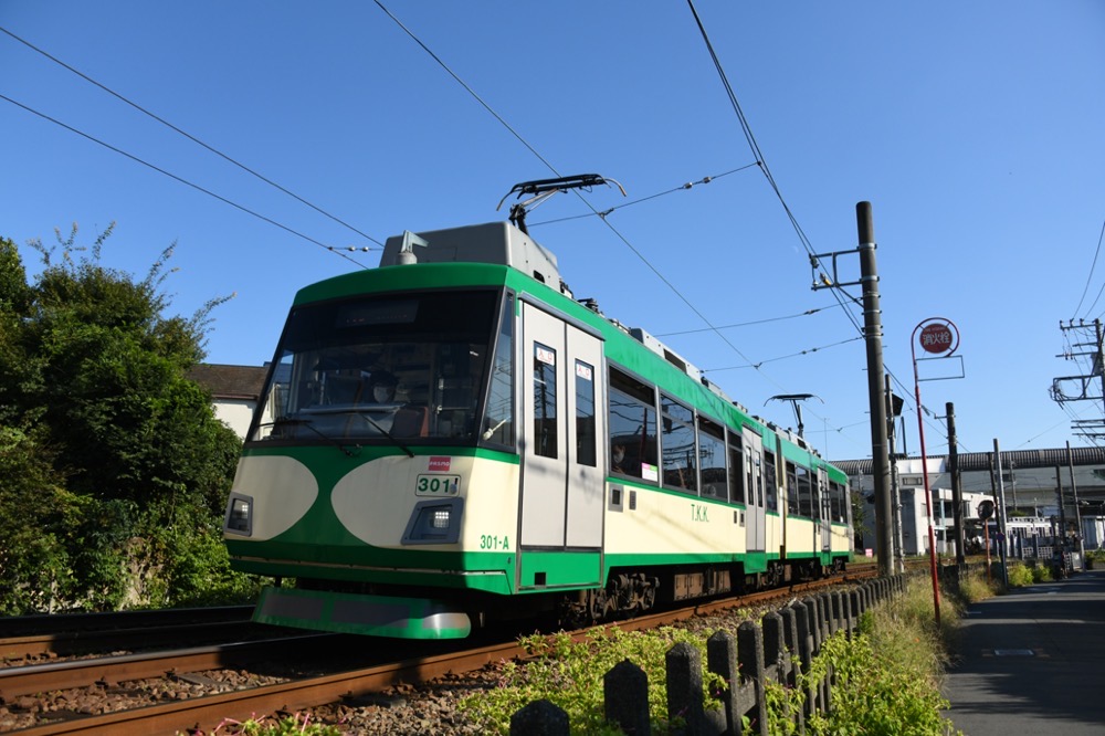 山下駅を発車した301編成「『玉電カラー』電車」／2022年10月2日 山下〜松原間