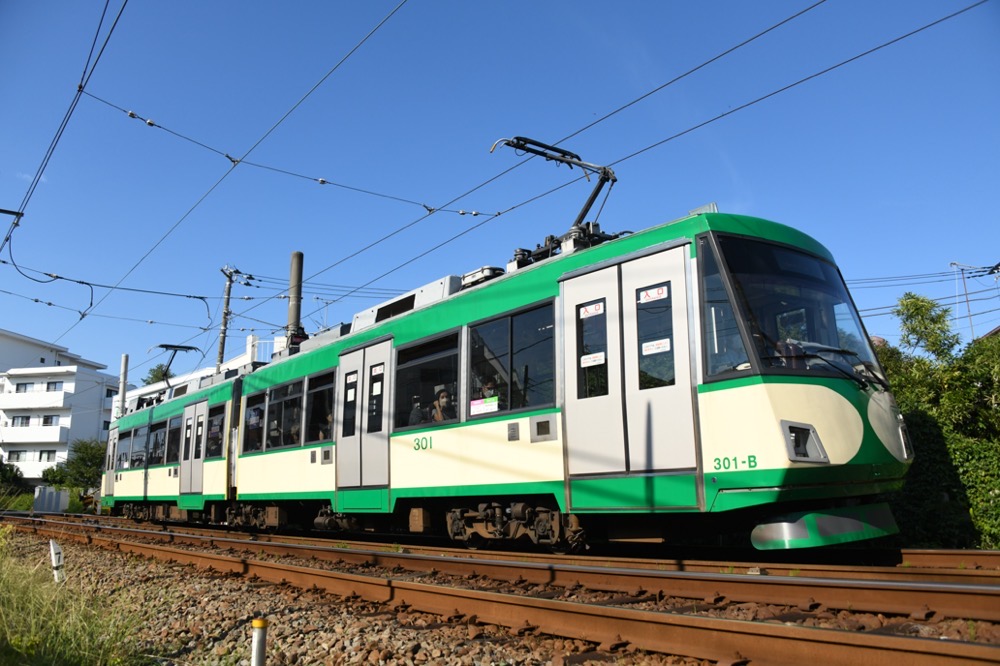 青空の下を行く301編成「『玉電カラー』電車」／2022年10月2日 松原〜山下間