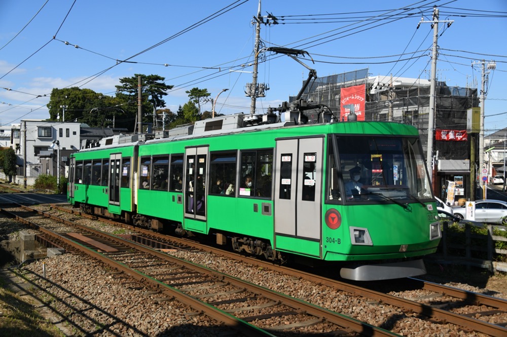 北沢川支流の鉄橋を渡る304編成／2022年10月29日 松原〜山下間