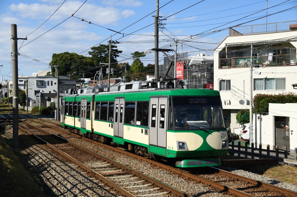 山下へ向かう301編成「『玉電カラー』電車」／2022年10月29日 松原〜山下間