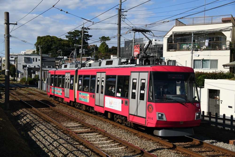 山下へ向かう305編成「世田谷線沿線イベント」／2022年10月29日 松原〜山下間