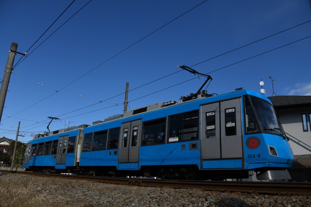 青空の下を行く302編成／2023年1月29日 松原〜山下間