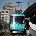 松原駅に停車中の310編成「SDGsトレイン美しい時代へ号」／2023年4月27日 松原駅