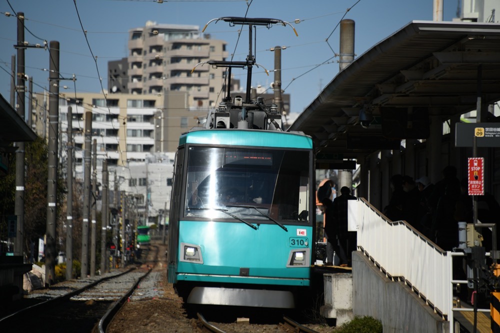 松原駅に到着した310編成／2023年1月29日 松原駅