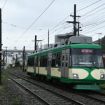 山下を発車した301編成「『玉電カラー』電車」／2023年7月2日 松原〜山下間