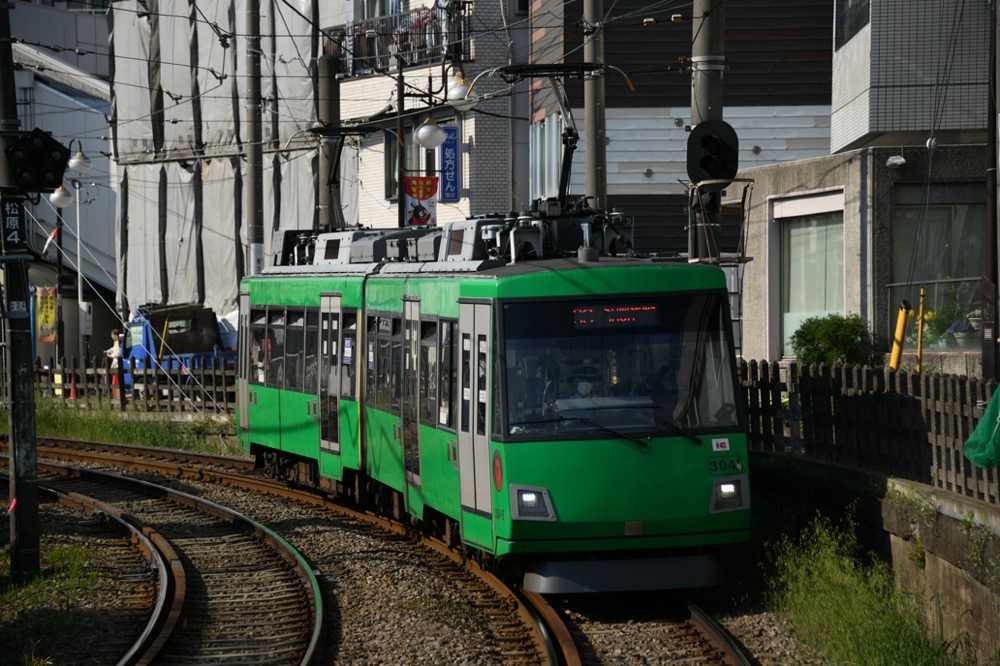 下高井戸駅を発車した304編成／2023年4月3日 下高井戸〜松原間